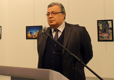 السفير الروسي إلى تركيا قبيل لحظات من اغتياله